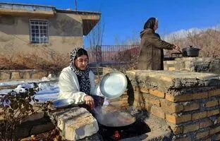(ویدئو) پخت مرغ ترش با گردو و پلو زعفرانی توسط خانواده خوش ذوق کردستانی
