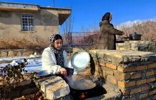 (ویدئو) پخت مرغ ترش با گردو و پلو زعفرانی توسط خانواده خوش ذوق کردستانی