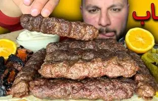 (ویدئو) غذا خوردن با صدا؛ خوردن 11 سیخ کباب کوبیده توسط جوان مشهور عراقی