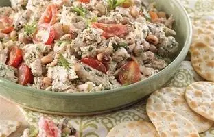 سالاد تن ماهی با سبزیجات، یه غذای کامل و مقوی!
