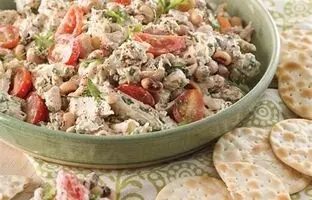 سالاد تن ماهی با سبزیجات، یه غذای کامل و مقوی!