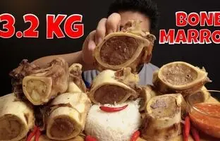 (ویدئو) غذا خوردن با صدا؛ خوردن 3.2 کیلوگرم مغز استخوان گاو با برنج توسط جوان فیلیپینی