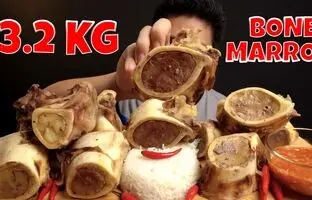 (ویدئو) غذا خوردن با صدا؛ خوردن 3.2 کیلوگرم مغز استخوان گاو با برنج توسط جوان فیلیپینی