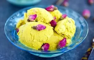 (ویدئو) ذوق‌زدگی آشپز و بلاگر خارجی از درست کردن بستنی زعفرانی ایرانی