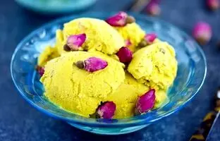 (ویدئو) ذوق‌زدگی آشپز و بلاگر خارجی از درست کردن بستنی زعفرانی ایرانی