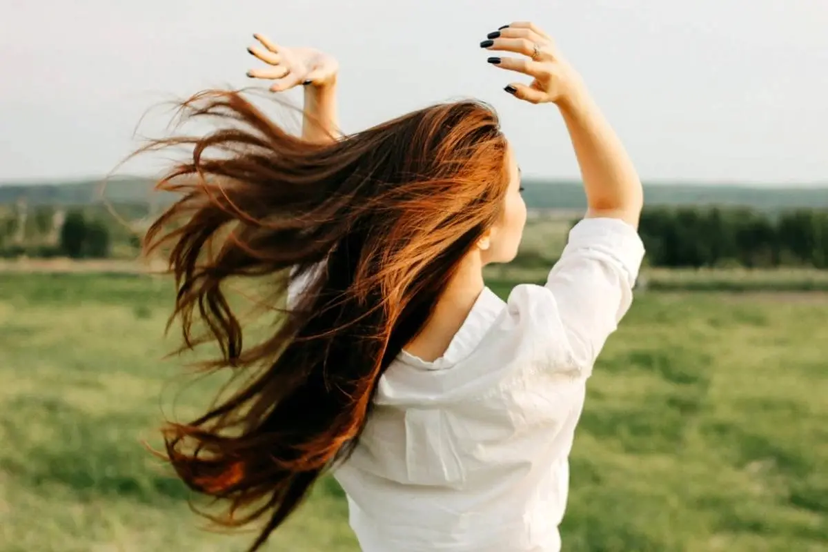 همه چیز درباره عطر مو + معرفی 5 عطر موی جذاب برای خانم ها!