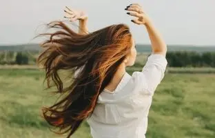 همه چیز درباره عطر مو + معرفی 5 عطر موی جذاب برای خانم ها!