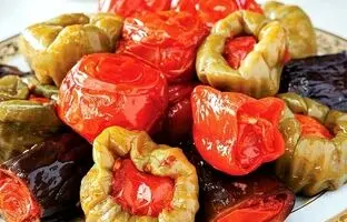 (ویدئو) پخت متفاوت دلمه توسط دو دختر روستایی ایرانی در دل طبیعت