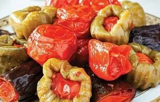 (ویدئو) پخت متفاوت دلمه توسط دو دختر روستایی ایرانی در دل طبیعت