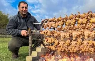 (ویدئو) غذای روستایی؛ کباب کردن 30 جوجه روی ذغال توسط آشپز مشهور آذربایجانی
