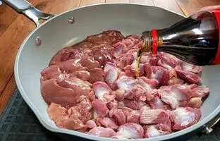 (ویدئو) پخت یک غذا با جگر و سنگدان مرغ و نوشابه توسط یک آشپز فیلیپینی