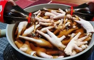 (ویدئو) پخت یک غذای خوشمزه با پای مرغ و نوشابه توسط آشپز مشهور فیلیپینی