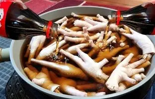 (ویدئو) پخت یک غذای خوشمزه با پای مرغ و نوشابه توسط آشپز مشهور فیلیپینی