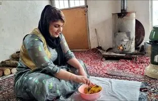(ویدئو) غذای روستایی؛ پخت تماشایی ماهی با سبزی پلو توسط کدبانوی جوان کردستانی