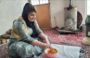(ویدئو) غذای روستایی؛ پخت تماشایی ماهی با سبزی پلو توسط کدبانوی جوان کردستانی