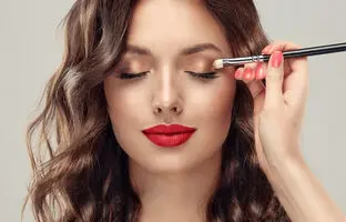 10 اشتباه رایج آرایشی که سن شما را بالاتر نشان می دهد