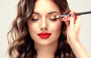 10 اشتباه رایج آرایشی که سن شما را بالاتر نشان می دهد