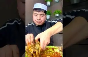 (ویدئو) غذا خوردن با صدا؛ خوردن تماشایی کله پاچه گوسفند به سبک جوان مشهور مالزیایی