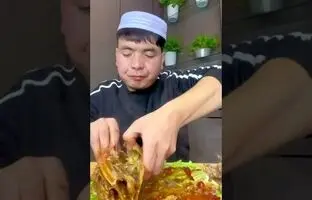 (ویدئو) غذا خوردن با صدا؛ خوردن تماشایی کله پاچه گوسفند به سبک جوان مشهور مالزیایی