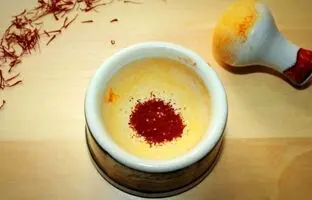 ترفند عالی خوش رنگ تر شدن زعفران با یخ