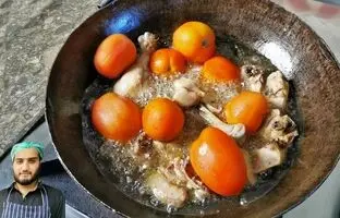 (ویدئو) پخت یک غذای ساده و خوشمزه با گوجه و مرغ توسط آشپز پاکستانی