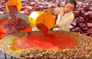 (ویدئو) غذای خیابانی؛ این آشپز مشهور هر روز بزرگترین جگر سرخ شده پاکستان را طبخ می کند