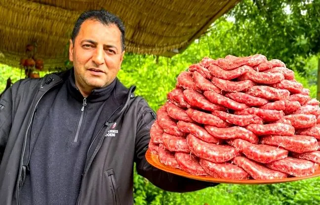 (ویدئو) پخت متفاوت و هیجان انگیز کتلت گوشت توسط آشپز مشهور روستایی آذربایجانی