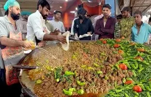 (ویدئو) پخت یک غذای خیابانی محبوب با جگر گوسفند در خیابان های پاکستان