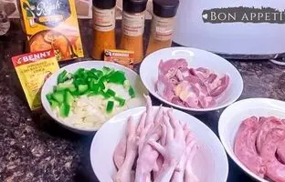 (ویدئو) پخت یک غذای خوشمزه و ساده با پا، گردن و سنگدان مرغ توسط آشپز مشهور آفریقایی