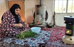 (ویدئو) غذای روستایی؛ پخت دیدنی کوکو سبزی و لبو توسط دختر آشپز کردستانی