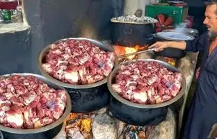 (ویدئو) پخت یک غذای خیابانی با 80 کیلوگرم گوشت و سیب زمینی توسط آشپز مشهور پاکستانی