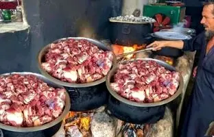 (ویدئو) پخت یک غذای خیابانی با 80 کیلوگرم گوشت و سیب زمینی توسط آشپز مشهور پاکستانی