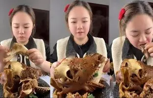 (ویدئو) غذا خوردن با صدا؛ خوردن کله پاچه بزرگ گوسفند توسط دختر جوان مشهور چینی