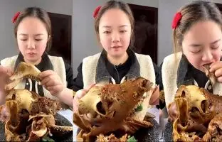 (ویدئو) غذا خوردن با صدا؛ خوردن کله پاچه بزرگ گوسفند توسط دختر جوان مشهور چینی