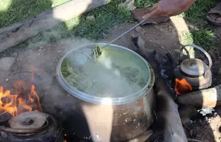 (ویدئو) غذاهای روستایی: پخت آش رشته محلی به سبک بانوی روستایی آذربایجانی