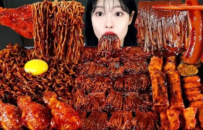 ویدئو) خوردن 3 کیلوگرم قارچ، گوشت، سوسیس و نودل به سبک دختر جوان کره ای