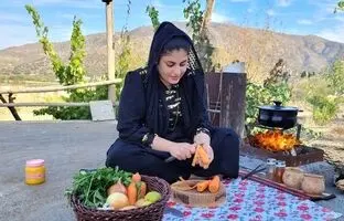 (ویدئو) غذای روستایی؛ پخت متفاوت یک غذا با پای مرغ توسط دختر جوان کردستانی