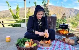 (ویدئو) غذای روستایی؛ پخت متفاوت یک غذا با پای مرغ توسط دختر جوان کردستانی