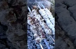 (ویدئو) غذای روستایی؛ کباب لاری با گوشت گاو توسط آشپز مشهور ایرانی