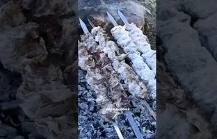 (ویدئو) غذای روستایی؛ کباب لاری با گوشت گاو توسط آشپز مشهور ایرانی
