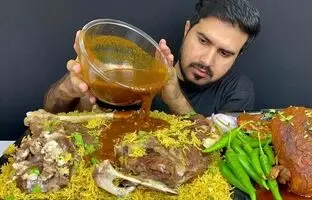 (ویدئو) غذا خوردن با صدا؛ خوردن متفاوت 6.5 کیلوگرم چلو گوشت و مرغ کاری توسط جوان مشهور پاکستانی