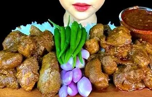 (ویدئو) غذا خوردن با صدا؛ خوردن 2.5 کیلوگرم چلوجگر مرغ توسط دختر جوان ویتنامی