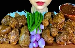 (ویدئو) غذا خوردن با صدا؛ خوردن 2.5 کیلوگرم چلوجگر مرغ توسط دختر جوان ویتنامی