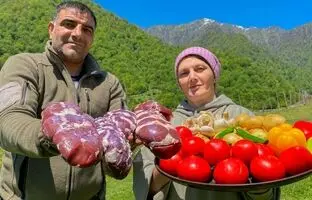 (ویدئو) پخت یک خوراک جالب با قلوه گاو توسط زن و مرد روستایی در دل کوهستان