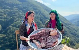 (ویدئو) مهارت دیدنی خانواده روستایی آستارایی در پخت 5 کیلوگرم گوشت در ظروف شیشه ای