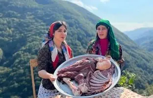 (ویدئو) مهارت دیدنی خانواده روستایی آستارایی در پخت 5 کیلوگرم گوشت در ظروف شیشه ای