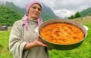 (ویدئو) پخت جالب و متفاوت خوراک گوشت گوسفند و سیب زمینی توسط زن و مرد روستایی