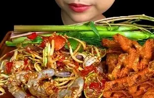 (ویدئو) غذا خوردن با صدا؛ خوردن متفاوت میگو، پوست مرغ و سالاد به سبک دختر جوان تایلندی