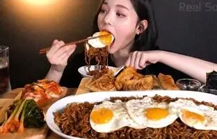 (ویدئو) خوردن جالب 2 کیلوگرم نودل و تخم مرغ توسط دختر جوان و مشهور کره ای