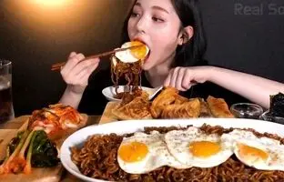 (ویدئو) خوردن جالب 2 کیلوگرم نودل و تخم مرغ توسط دختر جوان و مشهور کره ای